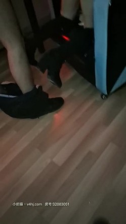 电竞酒店里的小骚逼伺候两位小哥哥，全程露脸直接在电脑桌前口交大鸡巴，沙发上各种爆草抽插，玩着游戏草逼 截图10