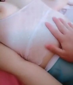 趁老婆不在摸上小姨子的床。姐夫：这逼逼都是湿的，啊啊啊 妹妹：啊啊不要姐夫~ 截图5