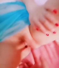 趁老婆不在摸上小姨子的床。姐夫：这逼逼都是湿的，啊啊啊 妹妹：啊啊不要姐夫~ 截图16