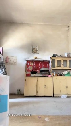 我要夹弟弟姐姐先煮饭再满足弟弟，抓着JJ舔弄骑在身上摩擦舌吻舔奶，多种姿势换着操站立后入 截图3