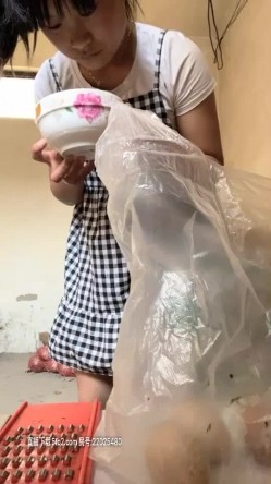 我要夹弟弟姐姐先煮饭再满足弟弟，抓着JJ舔弄骑在身上摩擦舌吻舔奶，多种姿势换着操站立后入 截图5