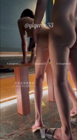 推特新晋4年绿帽美腿淫妻网黄「一个ren」真的满眼都是大长腿！透明高跟自慰与做爱，肉欲的顶端，像狗一样交配 截图9
