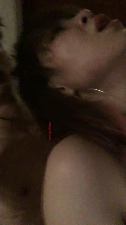 极品高颜值骚妹纸与大屌男友打炮口交激情自拍流出 多体位啪啪干到一半闺蜜来电话 完美露脸 截图8
