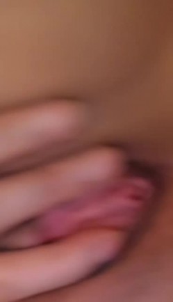 颜值不错大奶美少妇性感吊带装黑丝 沙发上脱光光自摸扣逼喷水秀 截图13