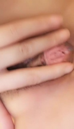 颜值不错大奶美少妇性感吊带装黑丝 沙发上脱光光自摸扣逼喷水秀 截图15