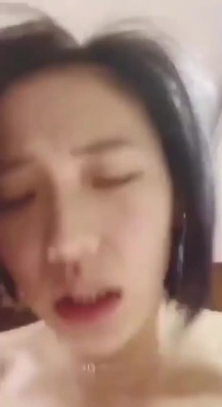 短发女神上位骑乘位卖力磨豆腐、看那娇喘的绯红脸神是真的爽到了，轻柔一声：我不行了。真是击中男性荷尔蒙爆发！ 截图16
