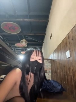 反差黑丝骚学姐【Asia-Lynn】户外公共场所~厕所饭店各种发骚~喷水抽搐 截图9