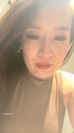 ️精品推荐 ️抖音极品大龄熟女『牛奶秋刀姨』下海直播性情展示12V 讲诉和小哥水性杨花的故事 截图1