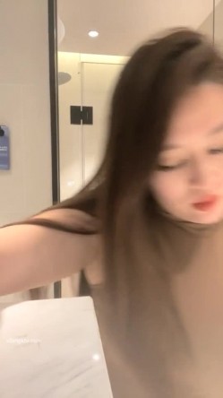 ️精品推荐 ️抖音极品大龄熟女『牛奶秋刀姨』下海直播性情展示12V 讲诉和小哥水性杨花的故事 截图3