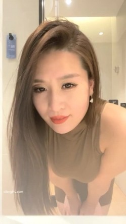 ️精品推荐 ️抖音极品大龄熟女『牛奶秋刀姨』下海直播性情展示12V 讲诉和小哥水性杨花的故事 截图4