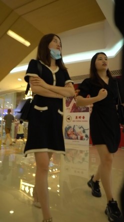 论坛VIP资源大师极限贴身CD超多漂亮小姐姐亮点多多各种骚丁露臀蕾丝骚内COSER美眉直接真空露逼 截图1