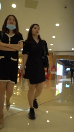 论坛VIP资源大师极限贴身CD超多漂亮小姐姐亮点多多各种骚丁露臀蕾丝骚内COSER美眉直接真空露逼 截图3