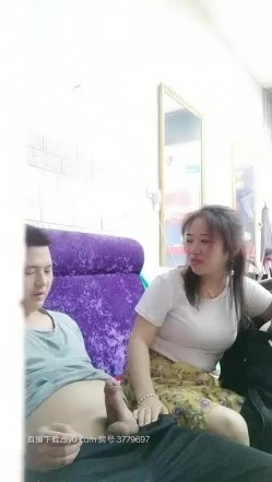理发店里的骚男女真鸡巴骚，白日宣淫衣服都不脱直接上位看着店门外激情抽插大骚逼前面还有孩子真不怕被看见 截图1