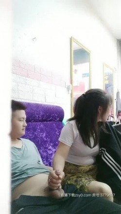 理发店里的骚男女真鸡巴骚，白日宣淫衣服都不脱直接上位看着店门外激情抽插大骚逼前面还有孩子真不怕被看见 截图2