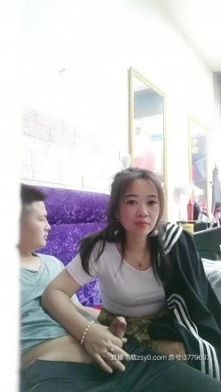 理发店里的骚男女真鸡巴骚，白日宣淫衣服都不脱直接上位看着店门外激情抽插大骚逼前面还有孩子真不怕被看见 截图3