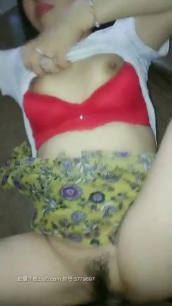 理发店里的骚男女真鸡巴骚，白日宣淫衣服都不脱直接上位看着店门外激情抽插大骚逼前面还有孩子真不怕被看见 截图14