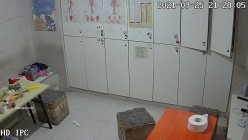 【破解摄像头】养生会所员工更衣室 各种丰满胸部黑丝美腿 截图1