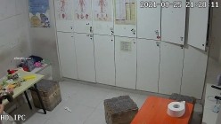 【破解摄像头】养生会所员工更衣室 各种丰满胸部黑丝美腿 截图4