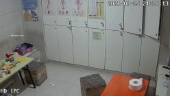 【破解摄像头】养生会所员工更衣室 各种丰满胸部黑丝美腿 截图5