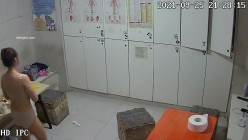 【破解摄像头】养生会所员工更衣室 各种丰满胸部黑丝美腿 截图6