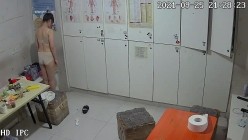 【破解摄像头】养生会所员工更衣室 各种丰满胸部黑丝美腿 截图10