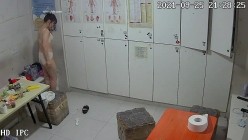 【破解摄像头】养生会所员工更衣室 各种丰满胸部黑丝美腿 截图11