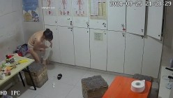 【破解摄像头】养生会所员工更衣室 各种丰满胸部黑丝美腿 截图13