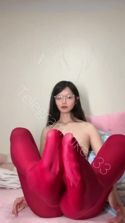 重磅！极品大奶清纯女神【小罗老师、旖可】付费露脸视图，露出裸舞性爱调教，年纪虽轻却很反差 截图4