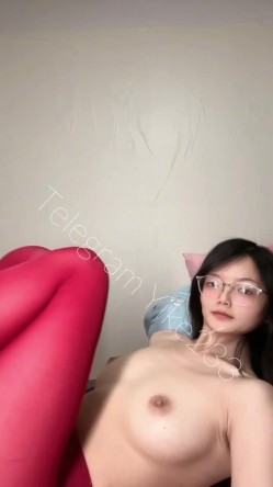 重磅！极品大奶清纯女神【小罗老师、旖可】付费露脸视图，露出裸舞性爱调教，年纪虽轻却很反差 截图13