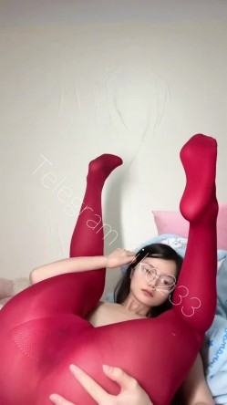 重磅！极品大奶清纯女神【小罗老师、旖可】付费露脸视图，露出裸舞性爱调教，年纪虽轻却很反差 截图14