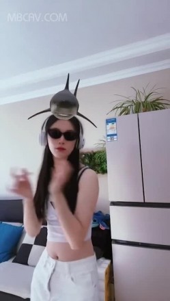 国产情侣不雅流出,某职专院校美女学姐,看起来清秀文静,男友面前非常臊 截图11