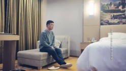 七天探花_黄衣紧身裤颜值外围美女，跪地口交舌头很灵活，多姿势啪啪精彩不断 截图2
