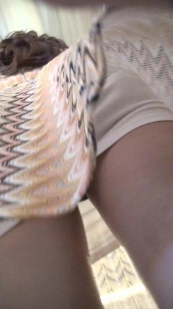 【海阔天空系列CD第2季第5期】高颜值JK超短裙小姐姐阴毛若隐若现，时尚小姐姐无内式骚丁整个屁股全露出 截图6