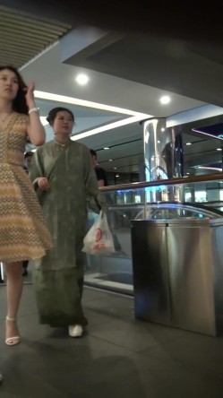 【海阔天空系列CD第2季第5期】高颜值JK超短裙小姐姐阴毛若隐若现，时尚小姐姐无内式骚丁整个屁股全露出 截图10