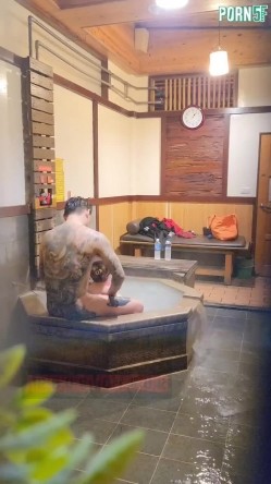 情侣私人温泉旅馆被工作人员暗藏摄像头偷拍传网络,受害女崩溃大哭 截图1