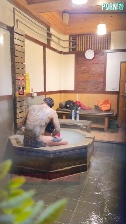 情侣私人温泉旅馆被工作人员暗藏摄像头偷拍传网络,受害女崩溃大哭 截图2