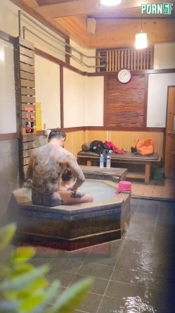 情侣私人温泉旅馆被工作人员暗藏摄像头偷拍传网络,受害女崩溃大哭 截图3