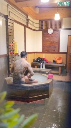 情侣私人温泉旅馆被工作人员暗藏摄像头偷拍传网络,受害女崩溃大哭 截图4