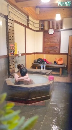 情侣私人温泉旅馆被工作人员暗藏摄像头偷拍传网络,受害女崩溃大哭 截图5