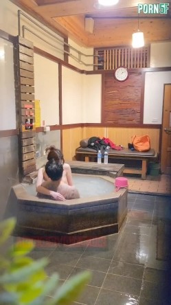 情侣私人温泉旅馆被工作人员暗藏摄像头偷拍传网络,受害女崩溃大哭 截图8