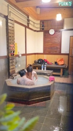 情侣私人温泉旅馆被工作人员暗藏摄像头偷拍传网络,受害女崩溃大哭 截图11