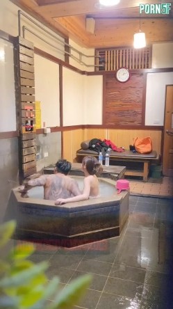 情侣私人温泉旅馆被工作人员暗藏摄像头偷拍传网络,受害女崩溃大哭 截图12