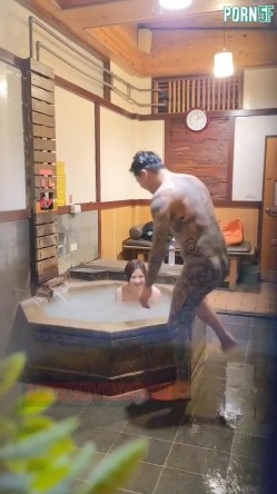 情侣私人温泉旅馆被工作人员暗藏摄像头偷拍传网络,受害女崩溃大哭 截图13