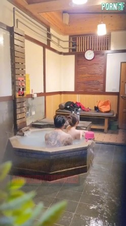 情侣私人温泉旅馆被工作人员暗藏摄像头偷拍传网络,受害女崩溃大哭 截图14