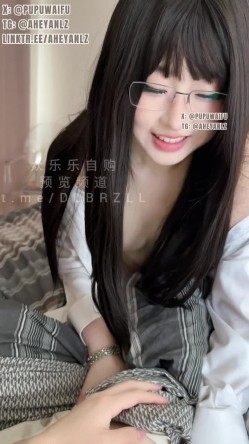 推特极品阿黑颜母狗「Pupu噗噗」《痴女班长》暗恋清纯眼镜娘班长很久了，趁暑假约她来家里玩，她居然在扒我裤子，我不会子啊做梦吧？ 截图1
