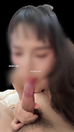 顶级淫妻【Solitaire】，挑战不穿内衣上班，被同事发现老公就惩罚我让同事操，老公在一旁观战 截图15