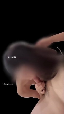 顶级淫妻【Solitaire】，挑战不穿内衣上班，被同事发现老公就惩罚我让同事操，老公在一旁观战 截图16