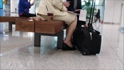 偷拍美女空姐候机厅晾小脚丫,想想这丝足夹住鸡巴是什么感觉,嘿嘿 截图4