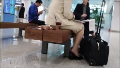 偷拍美女空姐候机厅晾小脚丫,想想这丝足夹住鸡巴是什么感觉,嘿嘿 截图6