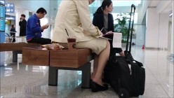 偷拍美女空姐候机厅晾小脚丫,想想这丝足夹住鸡巴是什么感觉,嘿嘿 截图7